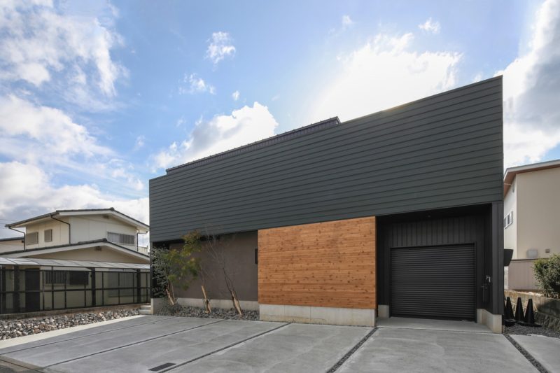 青空、横長の四角の緑の家