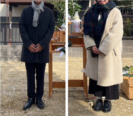 地鎮祭の服装。夫は黒のボトム、黒のチェスターコート、グレーのマフラー、黒の革靴。妻は黒のボトム、ボアコート、マフラー、黒の革靴