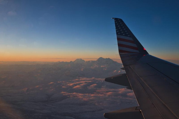 飛行機の車内から空を見るイメージ写真byフリー素材ぱくたそ［ https://www.pakutaso.com ］