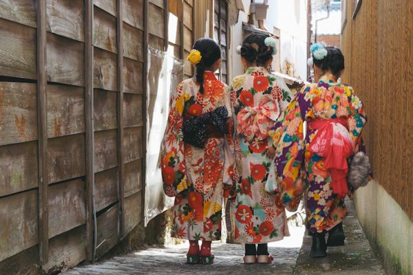 足助の古い町並みに女の子が着物を着て細道を歩いている写真